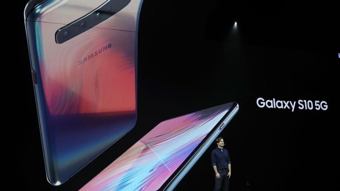 Galaxy S10 5G diperkenalkan Product Marketing Manager Samsung Drew Blackard di San Francisco, AS, pada bulan Februari lalu. (Foto: Justin Sullivan/Getty Images)