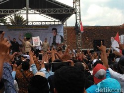 Warga Garut Bikin Baliho dari Karung Bekas, Prabowo: Saya Bangga