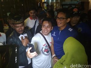 Berkaos Biru, Sandiga Ngopi Bareng Emak-emak di Garut