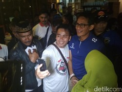 Berkaos Biru, Sandiga Ngopi Bareng Emak-emak di Garut