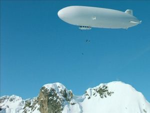 Atraksi Menegangkan Tiga Pemain Ski