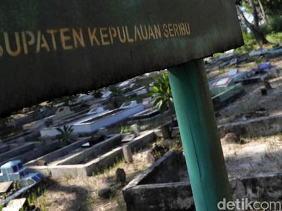Makam Sunyi Sepi di Pulau Karya
