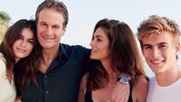 Lama Tak Terlihat, Intip 8 Momen Kebahagiaan Cindy Crawford dengan Keluarganya