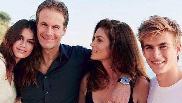 Lama Tak Terlihat, Intip 8 Momen Kebahagiaan Cindy Crawford dengan Keluarganya