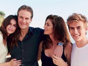 Lama Tak Terlihat, Intip 8 Momen Kebahagiaan Cindy Crawford dengan Keluarganya