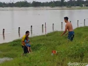 Istri dan Anak Aiptu Sujadi Kompak Bantu Keluarga Terjebak Banjir Tol Ngawi Istri dan Anak Aiptu Sujadi Kompak Bantu Keluarga Terjebak Banjir Tol Ngawi