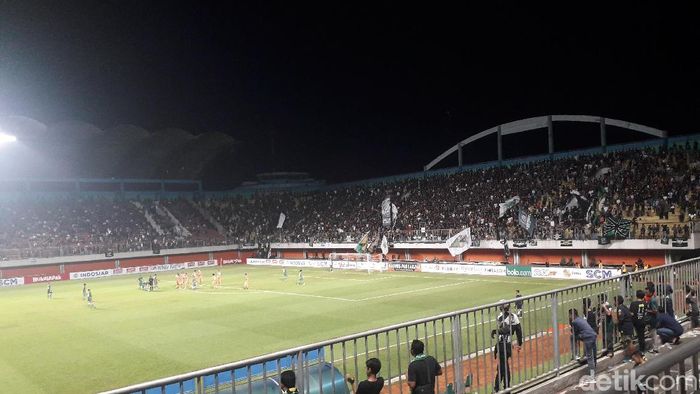 Stadion Maguwoharjo sudah dipenuhi pendukung PSS Sleman. (Foto: Ristu Hanafi/detikSportz) Stadion Maguwoharjo sudah dipenuhi pendukung PSS Sleman. (Foto: Ristu Hanafi/detikSportz)
