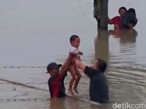 Selamatkan Keluarga Terjebak Banjir Tol Ngawi, Badan Aiptu Sujadi Gatal-gatal Selamatkan Keluarga Terjebak Banjir Tol Ngawi, Badan Aiptu Sujadi Gatal-gatal