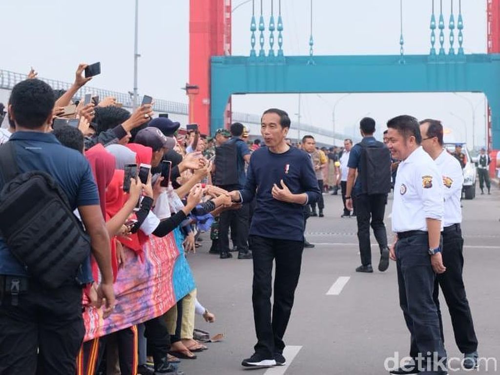 Jokowi Hadiri Pemecahan Rekor Muri Kain Jumputan 1,1 Km di Jembatan Ampera
