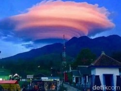 Ada Awan Mirip Piring Terbang Terlihat di Atas Gunung Lawu