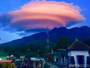 Ada Awan Mirip Piring Terbang Terlihat di Atas Gunung Lawu Ada Awan Mirip Piring Terbang Terlihat di Atas Gunung Lawu