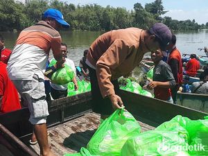 BPBD Bojonegoro Salurkan Bantuan Sembako ke Tiga Desa Terisolir BPBD Bojonegoro Salurkan Bantuan Sembako ke Tiga Desa Terisolir