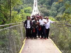Luhut Resmikan Jembatan Gantung Terpanjang Indonesia di Sukabumi