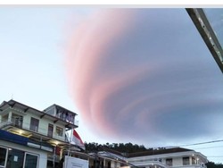 Viral Awan Bentuk Aneh di Magetan