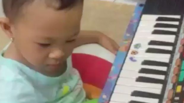 Bayi dan batita main piano