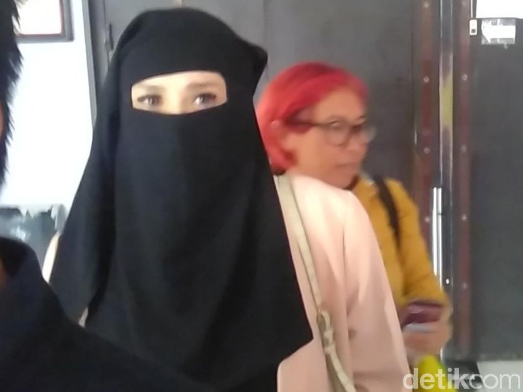 Ditanya Konser Solidaritas Ahmad Dhani, Mulan: Awali dengan Bismillah Ditanya Konser Solidaritas Ahmad Dhani, Mulan: Awali dengan Bismillah