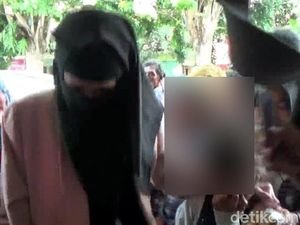 Bawa Dua Anaknya, Mulan Datangi Medaeng dengan Bercadar