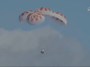 Potret Perjalanan Kapsul Crew Dragon Kembali ke Bumi