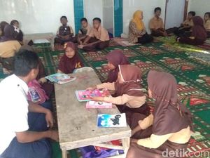 Sekolah Kebanjiran, Kegiatan Belajar SD di Lamongan Pindah ke Musala Sekolah Kebanjiran, Kegiatan Belajar SD di Lamongan Pindah ke Musala