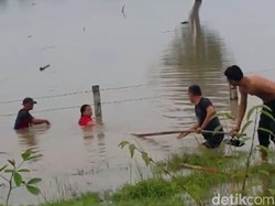 Niat Lihat Banjir, Aiptu Sujadi Justru Selamatkan 1 Keluarga di Tol Ngawi