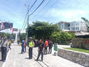 Ratusan Polisi Jaga Talk Show Rocky Gerung di NTB, Water Cannon Disiagakan