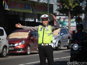 Ini Satu Sosok Penyelamat 1 Keluarga Terjebak Banjir di Tol Ngawi