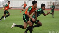 Dua pemain Timnas U-23 beradu sprint.