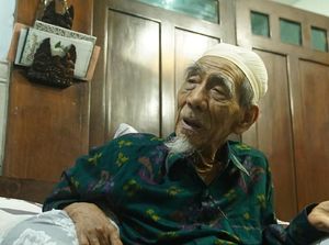 Patut Ditiru! Meski Sepuh, Mbah Moen Semangat Salat Berjemaah
