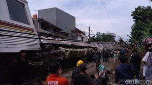 Foto KRL Jakarta-Bogor Terguling di Kebon Pedes