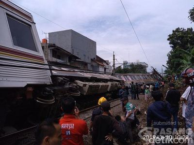 Foto KRL Jakarta-Bogor Terguling di Kebon Pedes