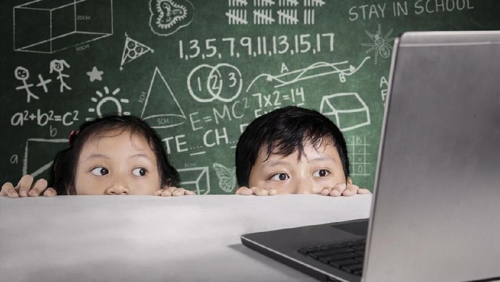 Anak pada dasarnya sering meniru apa yang dilakukan oleh orang tua. (Foto: iStock) Anak pada dasarnya sering meniru apa yang dilakukan oleh orang tua. (Foto: iStock)