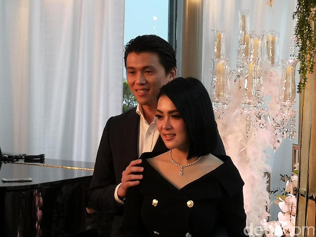 Setelah Akad, Syahrini dan Reino Barack Gelar Selametan dengan Adat Sunda Setelah Akad, Syahrini dan Reino Barack Gelar Selametan dengan Adat Sunda