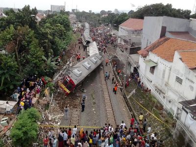 Potret KRL Jakarta-Bogor Terguling dari Atas