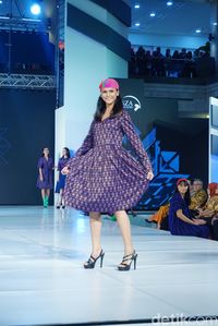 Tenun Kediri Rasa Retro di Koleksi Terbaru IKAT Indonesia Didiet Maulana