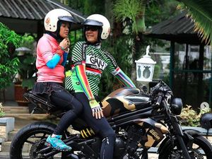 Bak Dilan-Milea, Ganjar Pranowo Bonceng Sang Istri di Atas Moge