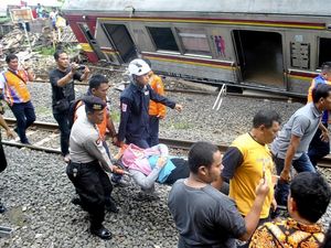 Foto: Evakuasi Korban Luka KRL Jakarta-Bogor Anjlok