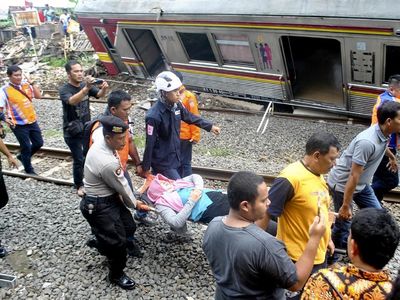 Foto: Evakuasi Korban Luka KRL Jakarta-Bogor Anjlok