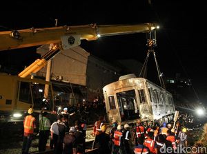 Begini Proses Evakuasi KRL Anjlok dengan Crane yang Ditarget Selesai Malam ini