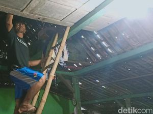 Cerita Nenek di Ngawi 6 Jam Bertahan di Atas Tangga Terkepung Banjir Cerita Nenek di Ngawi 6 Jam Bertahan di Atas Tangga Terkepung Banjir
