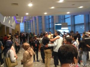 Konser Solidaritas Hadapi dengan Senyuman Ditunda, Penonton Kecewa Konser Solidaritas Hadapi dengan Senyuman Ditunda, Penonton Kecewa