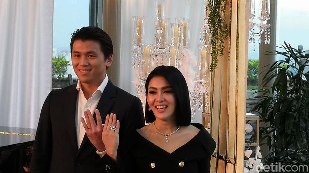 Syahrini dan Reino Barack