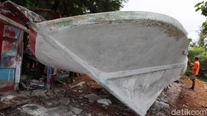 Mengintip Pembuatan Perahu di Pulau Harapan