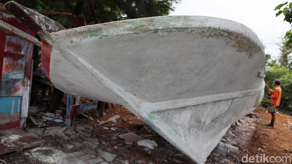 Mengintip Pembuatan Perahu di Pulau Harapan
