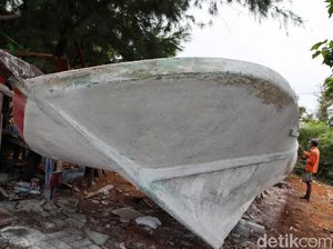 Mengintip Pembuatan Perahu di Pulau Harapan