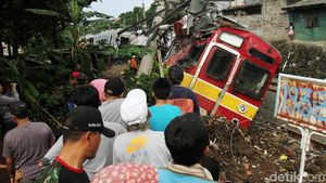 Momen Warga Tonton KRL Anjlok di Bogor