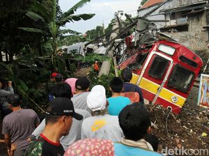 Cerita Agus Saat KRL Terguling: Suara Gemuruh dan Tanah Bergetar Cerita Agus Saat KRL Terguling: Suara Gemuruh dan Tanah Bergetar