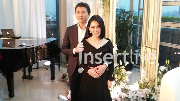 Syahrini dan Reino Barack