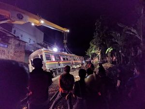 Tak Kenal Lelah Berupaya Evakuasi KRL yang Anjlok