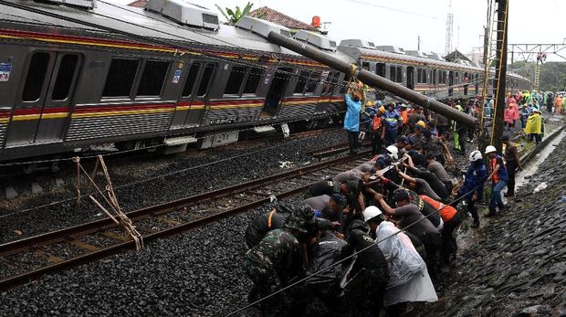 Alat Berat Tiba, Evakuasi KRL Anjlok Diperkirakan Enam Jam