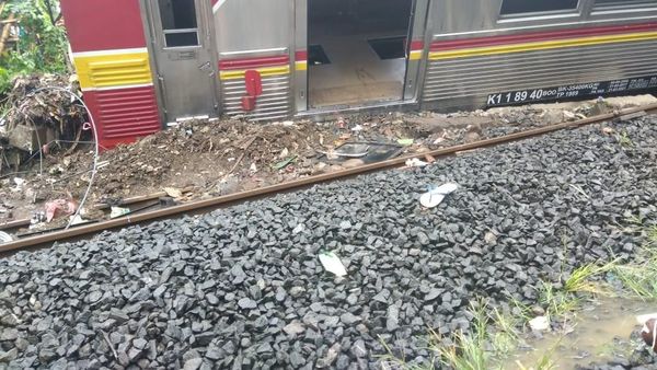 Penampakan Gerbong KRL yang Nyungsep ke Tanah